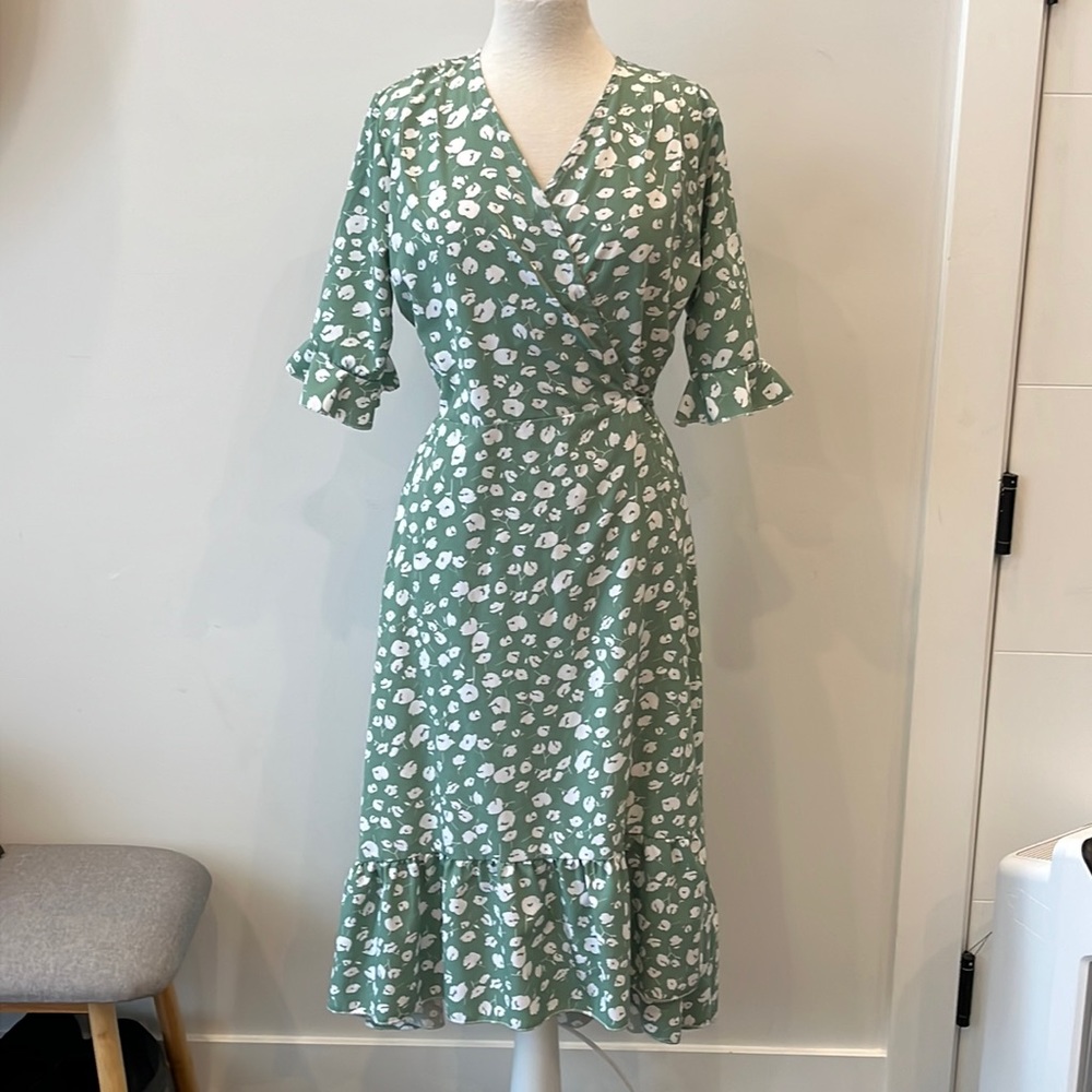 Swintager Green Floral Ruffle-Sleeve Wrap Midi Dress - Medium